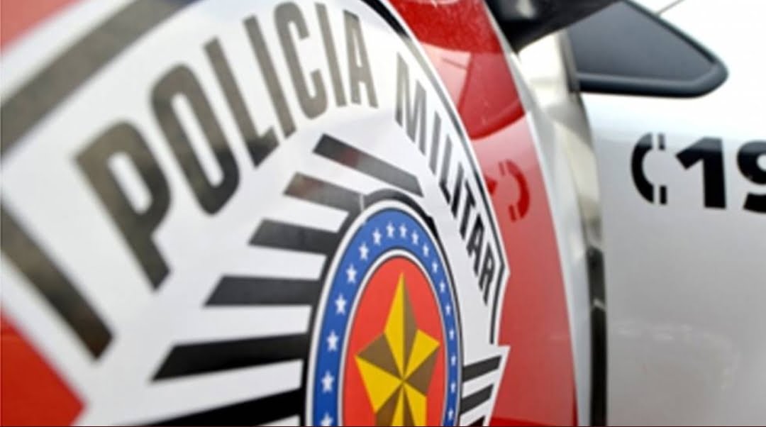 simbolo da policia militar do estado de sp na viatura ilustra texto sobre foragido da penitenciaria 2 de potim