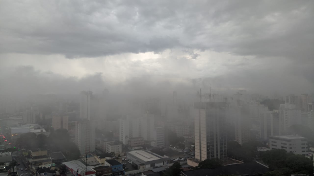 imagem ilustra céu cinza, com temporal caindo sobre prédios de sao jose dos campos; defesa civil alerta sobre alto índice de chuvas na regiao