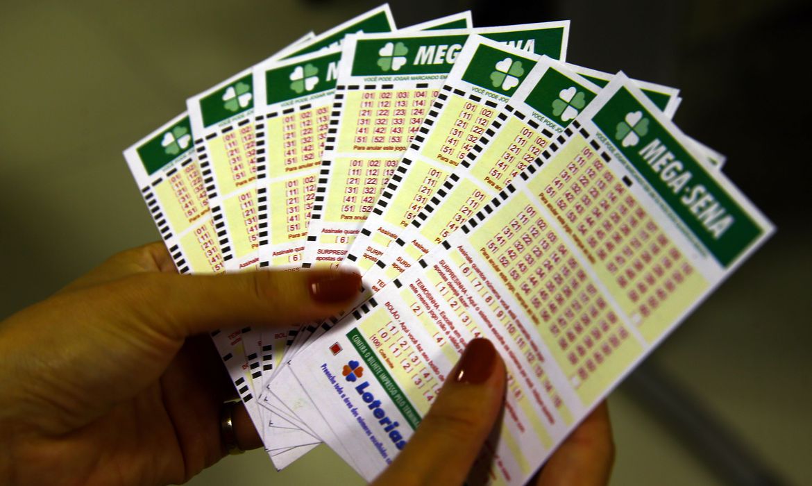 Mega-Sena acumula e concurso deste sábado deve pagar R$ 55 milhões