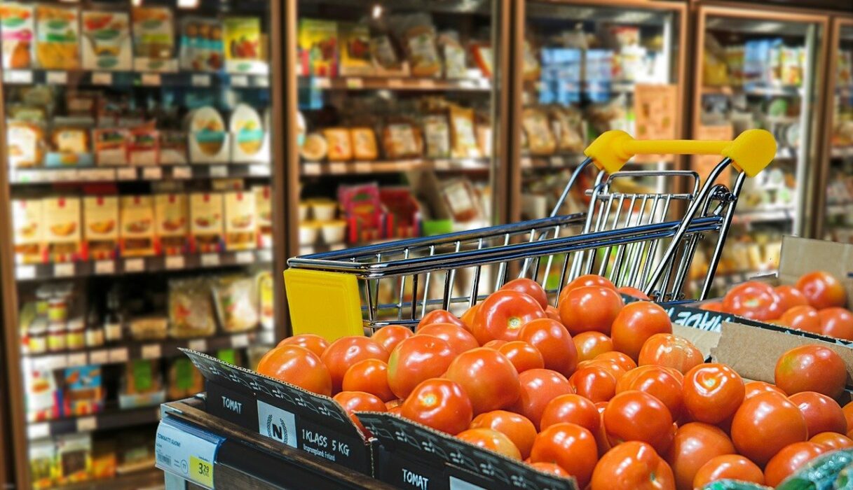 Legumes e gôndolas de produtos em mercado. Preço da cesta básica sobe 0,89% no Vale do Paraíba em janeiro, diz Nupes