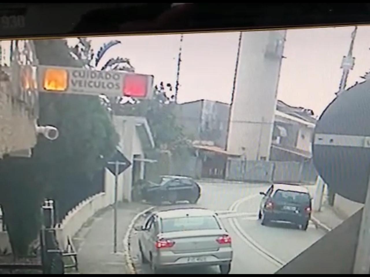 Motorista fica ferida após bater carro em muro de residência no bairro Quiririm em Taubaté