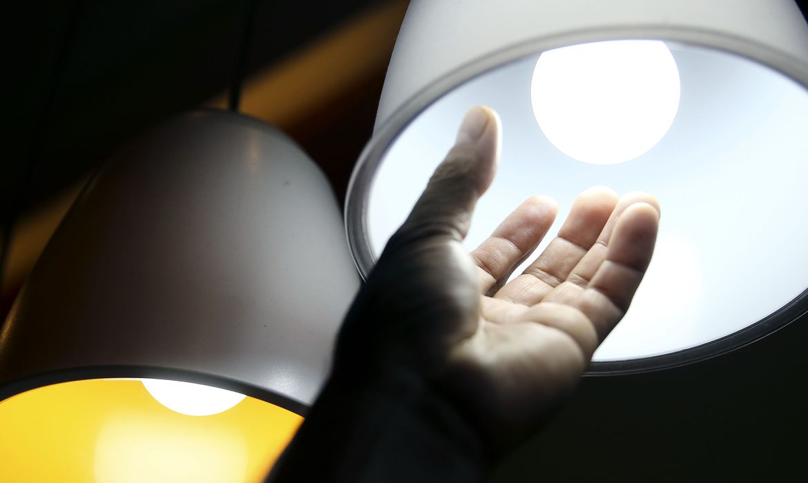 Gestor da EDP Bandeirante dá dicas de como economizar energia elétrica dentro de casa