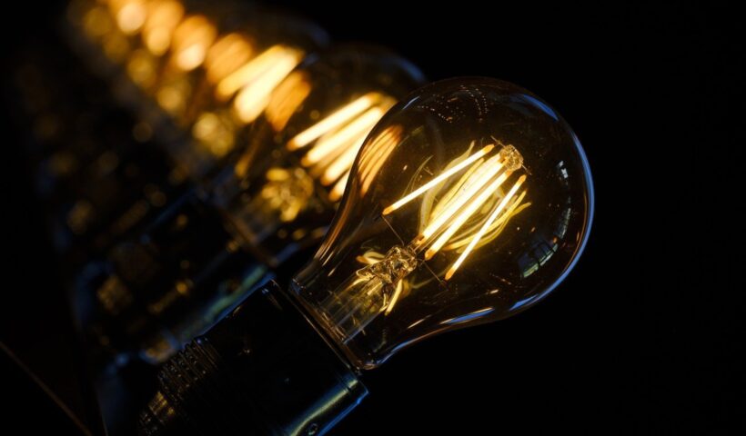 Lâmpadas acesas para lembar que após reajustes de até 25%, Aneel reduz tarifas de energia de dez distribuidoras