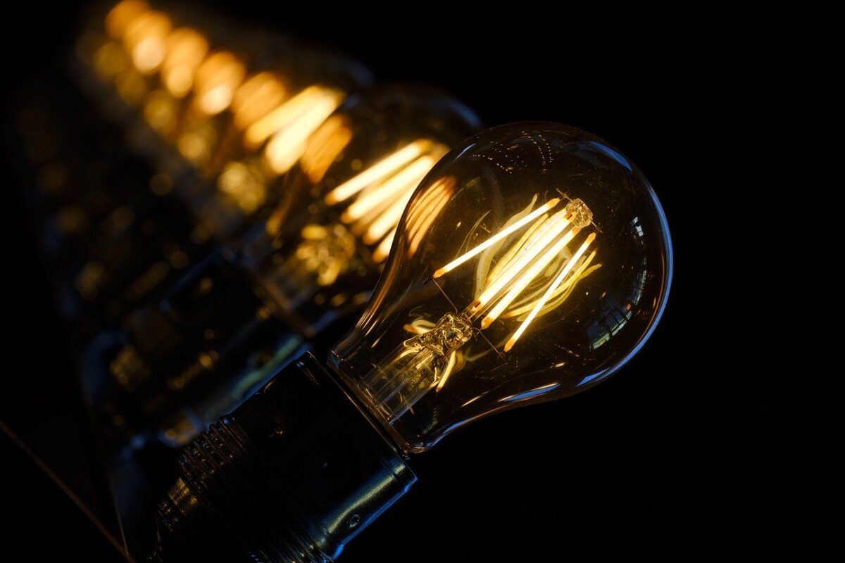 Lâmpadas acesas para lembar que após reajustes de até 25%, Aneel reduz tarifas de energia de dez distribuidoras