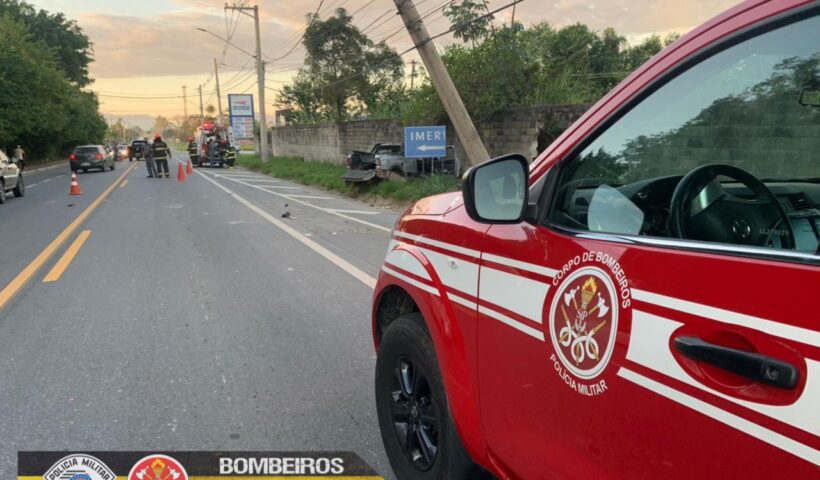 viatura dos bombeiros vermelha e amarela é conduzida pela rua; homem morreu em incêndio na zona leste de sao jose