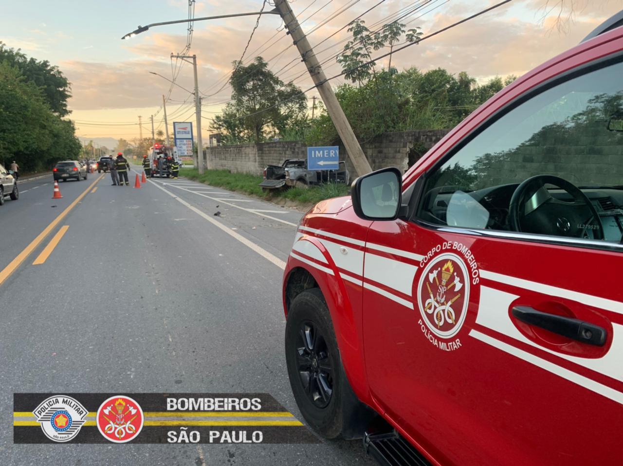 viatura dos bombeiros vermelha e amarela é conduzida pela rua; homem morreu em incêndio na zona leste de sao jose