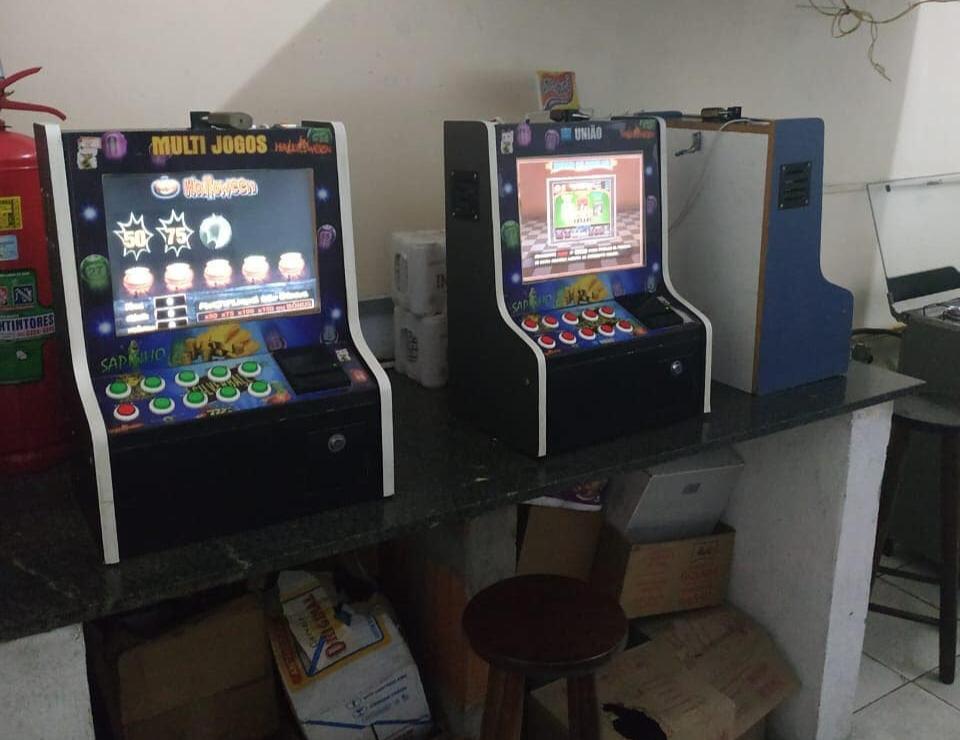 Polícia apreende três máquinas caça-níqueis que funcionavam dentro de bar em São José dos Campos