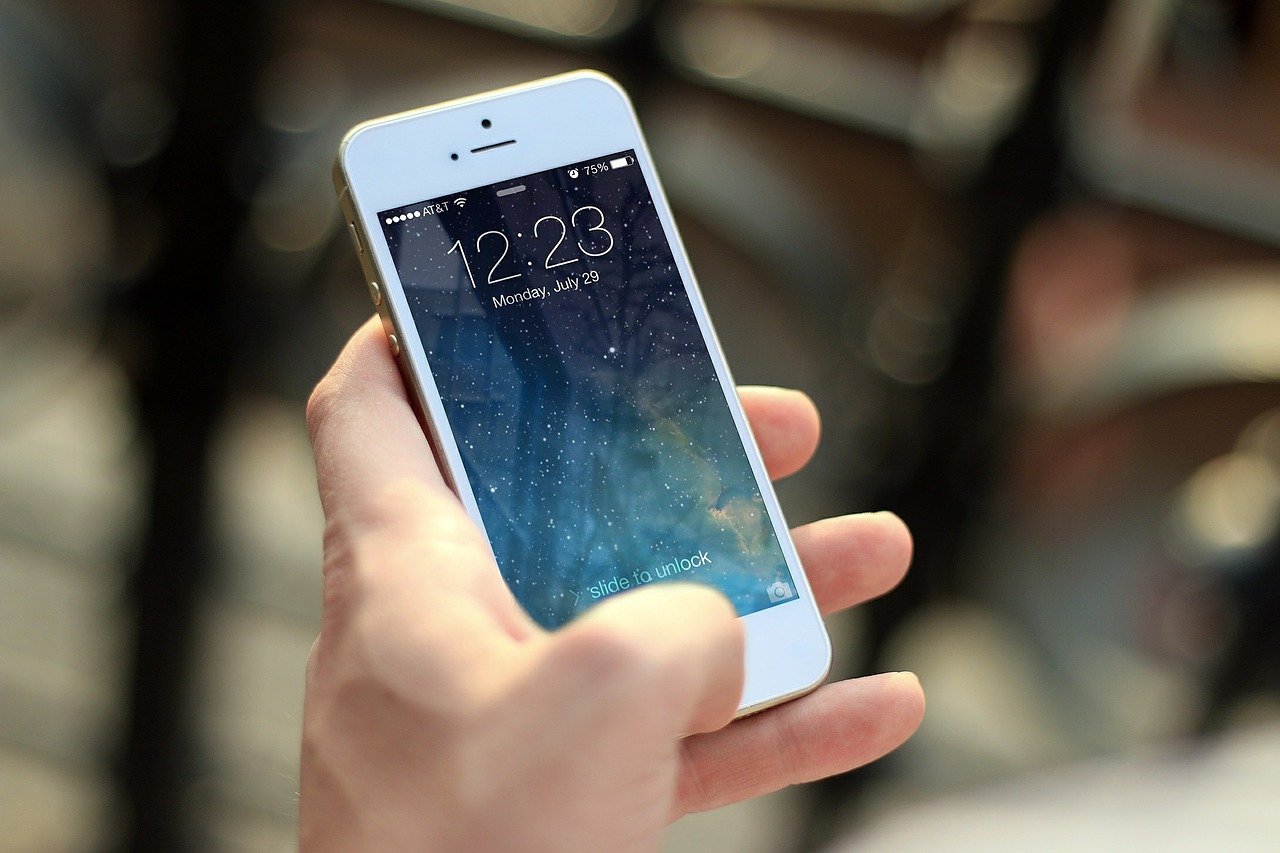 Cuidado com o celular! A cada dia, 2,7 mil brasileiros têm o aparelho furtado ou roubado