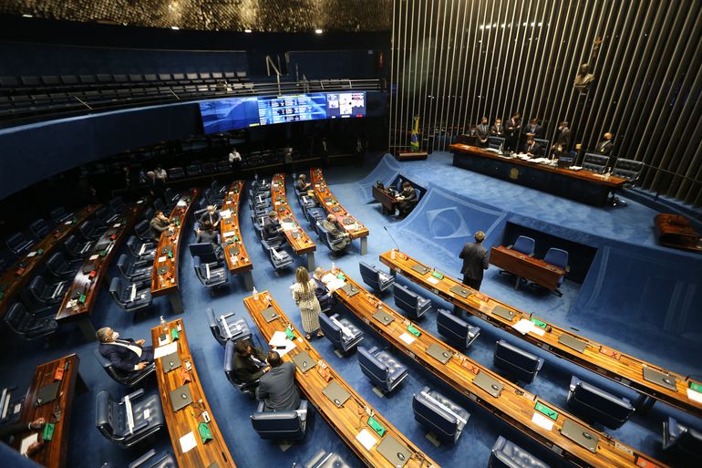 imagem do plenaroio da camara de deputados semivazia, onde parlamentares aprovaram 271 propostas em 2022; pacheco convoca congresso extraordinariamente