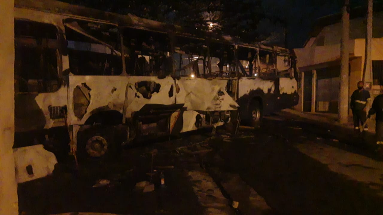 Criminosos roubam e colocam fogo em ônibus durante protesto contra PM em Jacareí