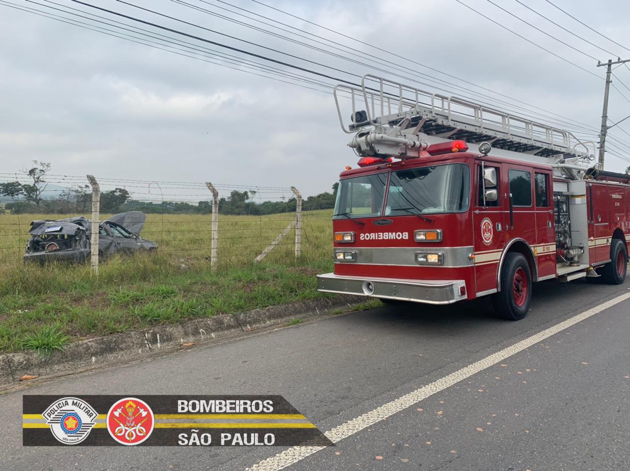 Jovem fica gravemente ferido após capotar carro na Rodovia Washington Luiz em Lorena