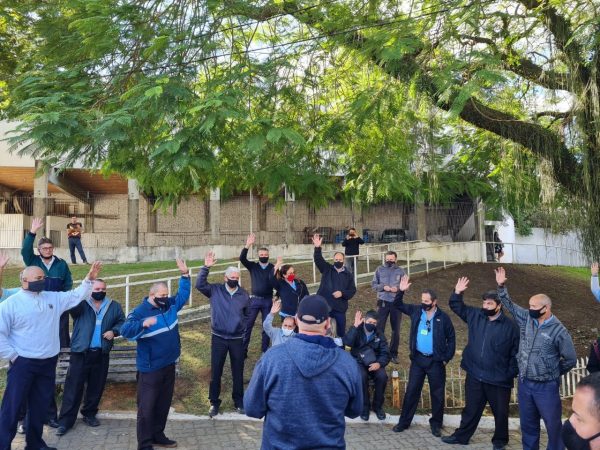 Motoristas e cobradores do transporte público entram em greve em Guaratinguetá 