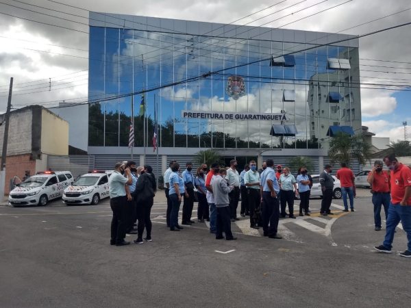 Motoristas e cobradores do transporte público entram em greve em Guaratinguetá 