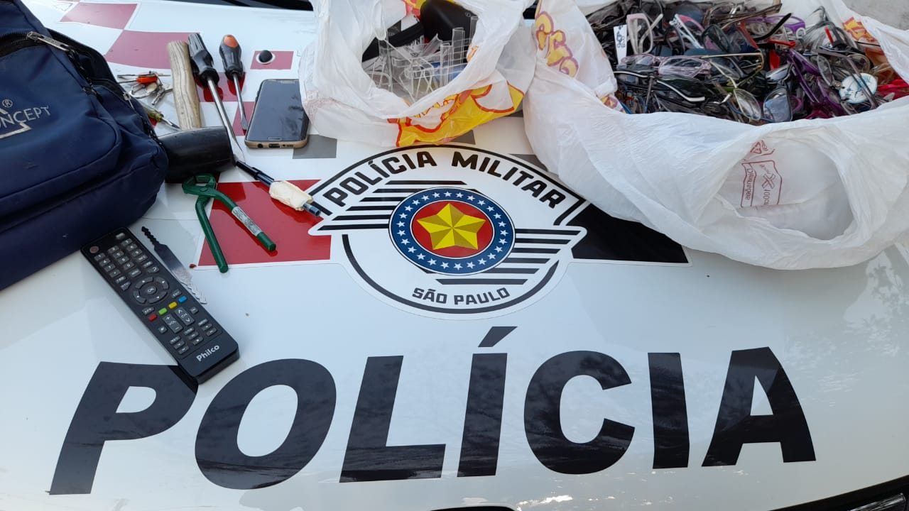 Criminoso é preso após assaltar comércio e render vigilante em Cruzeiro 