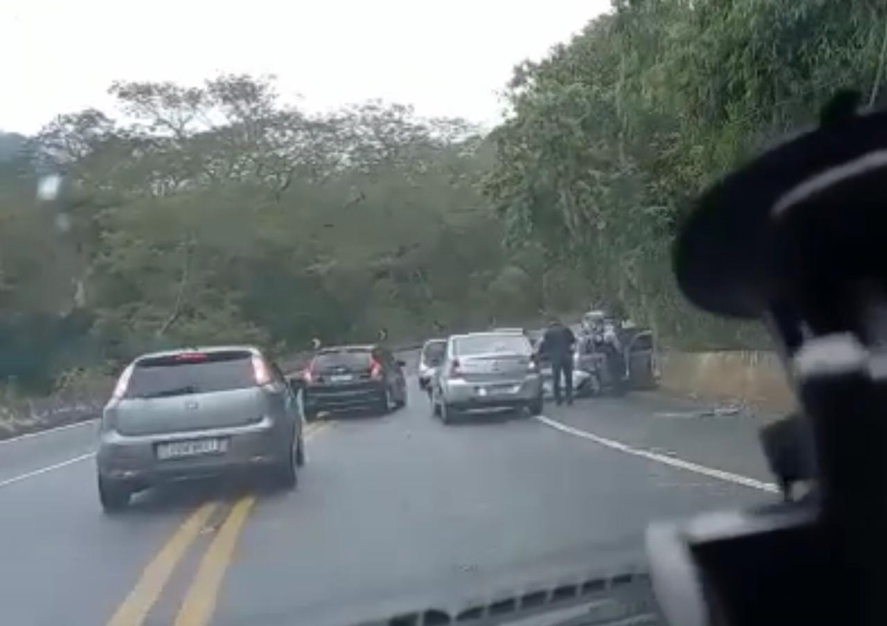 Colisão frontal deixa uma pessoa ferida na Rodovia Floriano Rodrigues Pinheiro em Campos do Jordão