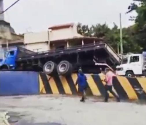Caminhão desgovernado em viaduto assusta motoristas em Aparecida