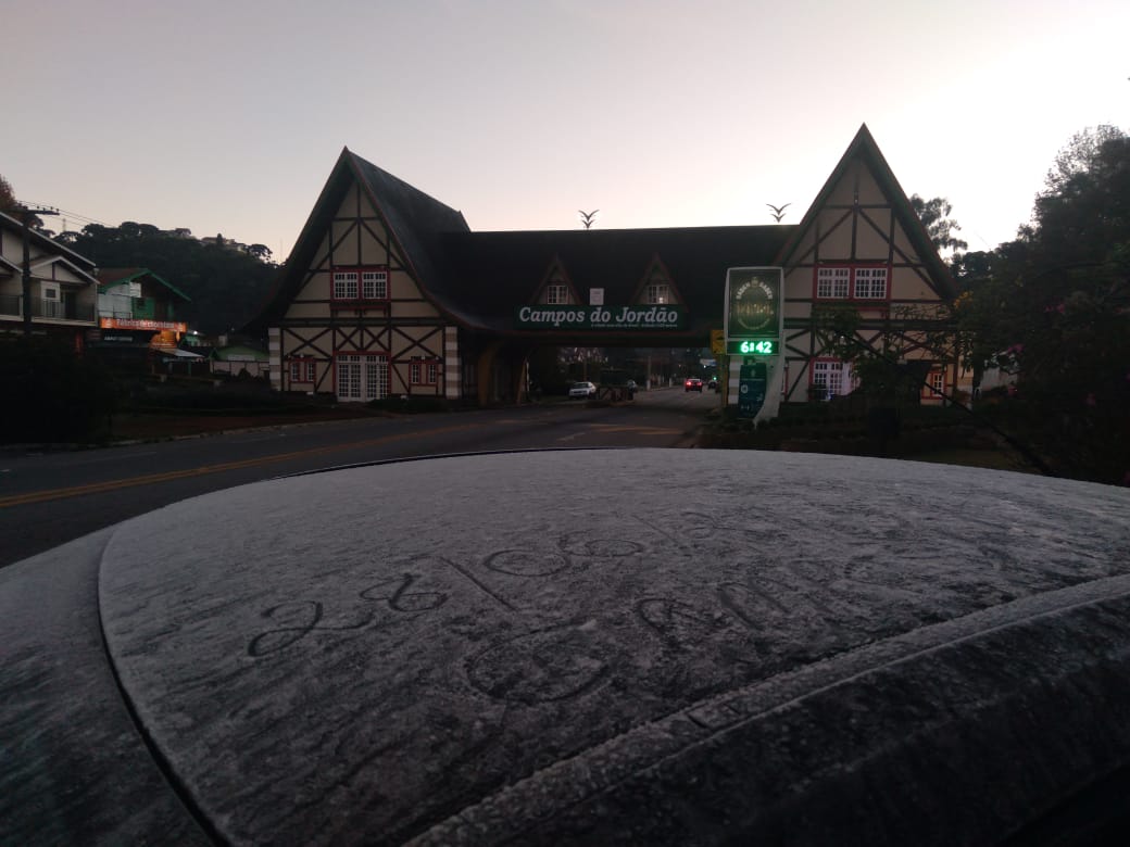 Prestes a registrar dias mais frios do ano, Campos do Jordão amanhece com frio e geada nesta segunda 