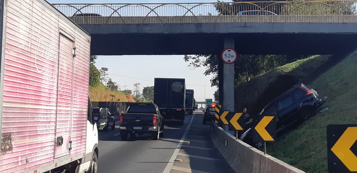 Motorista fica ferido após carro cair em barranco às margens da Dutra em Taubaté