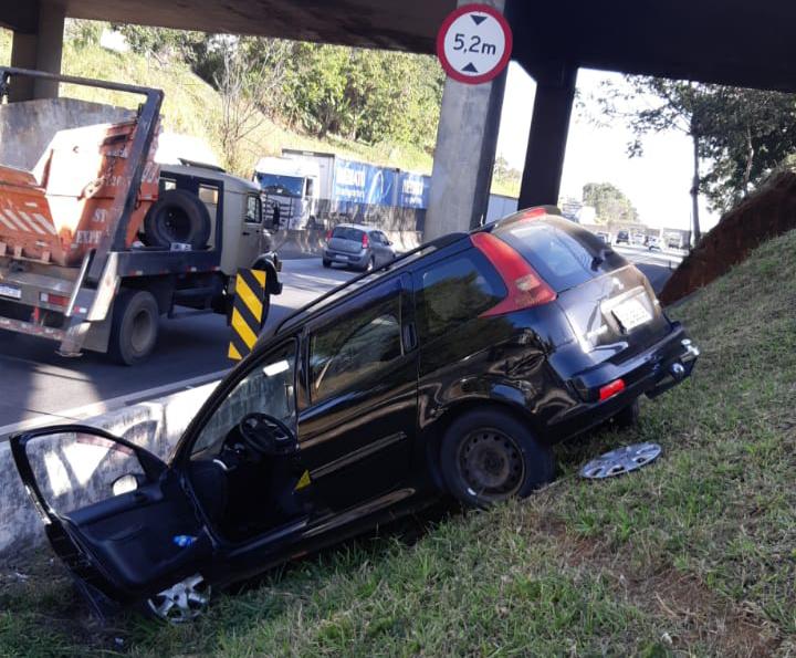 Motorista fica ferido após carro cair em barranco às margens da Dutra em Taubaté