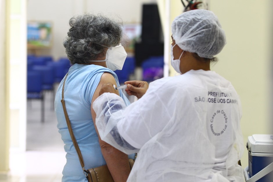 Taubaté vacina pessoas de 53 e 54 anos contra Covid-19 neste domingo; veja locais