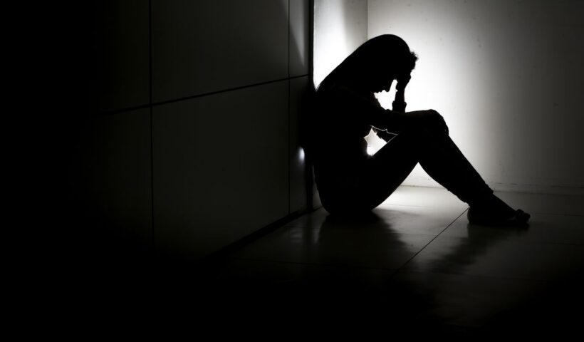 silhueta de mulher abatida mostrando depressão. Pesquisa revele novidades sobre a serotonina