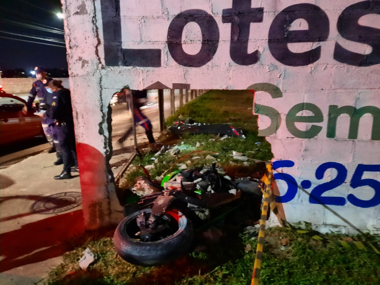 Motociclista morre em colisão contra muro na Avenida Francisco Alves Monteiro em Taubaté