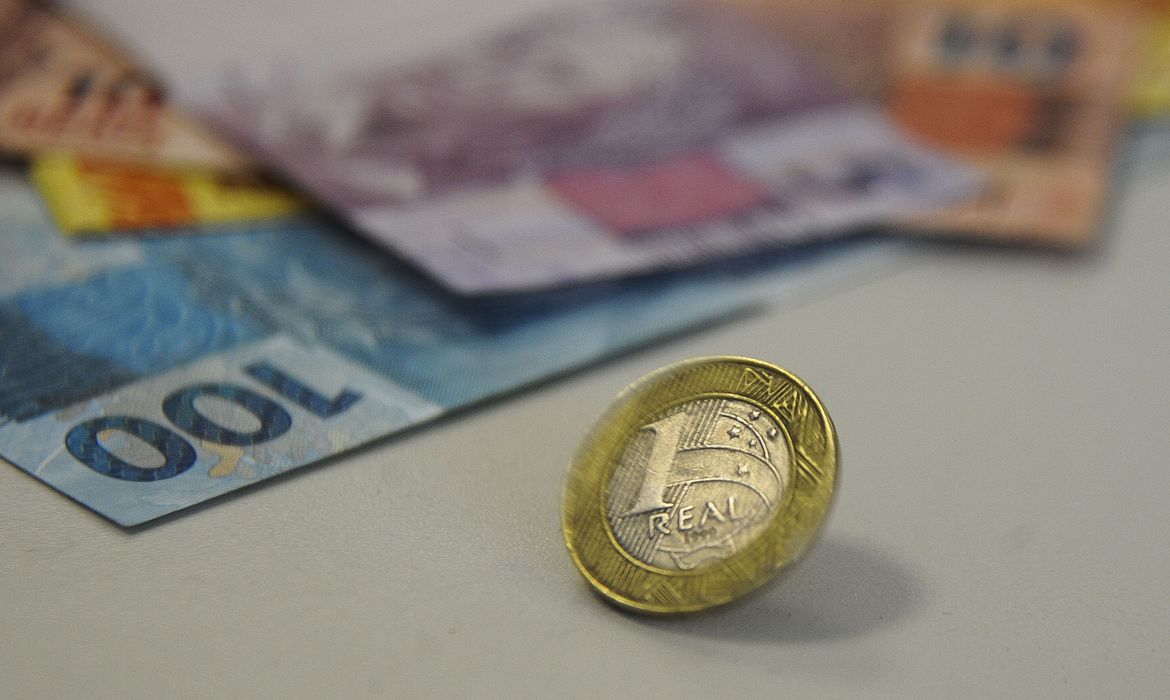 Especialista dá dicas de como ter uma vida financeira saudável e sair das dívidas