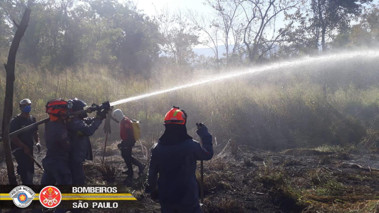Queimada atinge área de 10 mil metros e mobiliza bombeiros no Quiririm em Taubaté