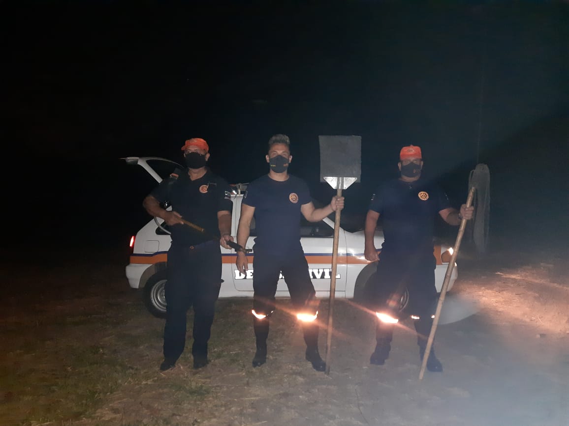 Defesa Civil combate incêndio em área de mata no Parque da Cidade em Pindamonhangaba