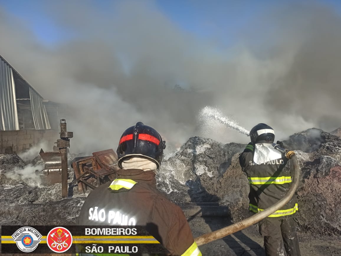 Incêndio em fábrica mobiliza bombeiros durante quatro horas em Pindamonhangaba