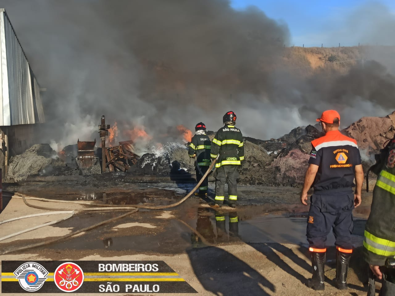 Após quatro horas, bombeiros combatem incêndio em materiais recicláveis em Pinda