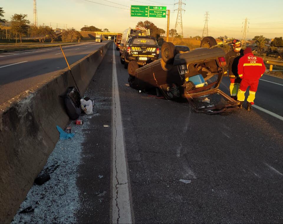 Carro capota e deixa trânsito lento nesta manhã na via Dutra em Roseira
