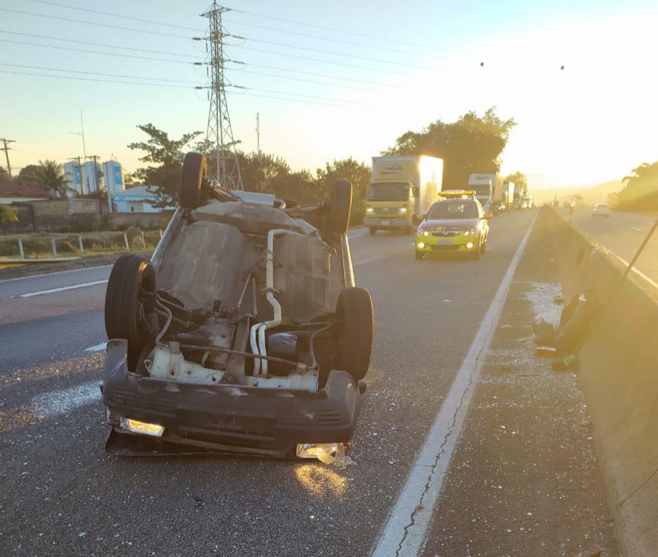 Carro capota e deixa trânsito lento nesta manhã na via Dutra em Roseira