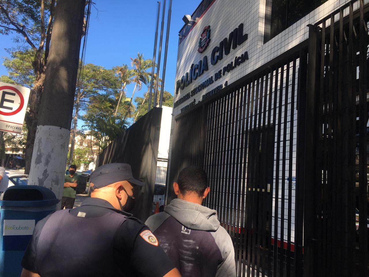 Homem é preso por agredir companheira com cabo de enxada em Taubaté