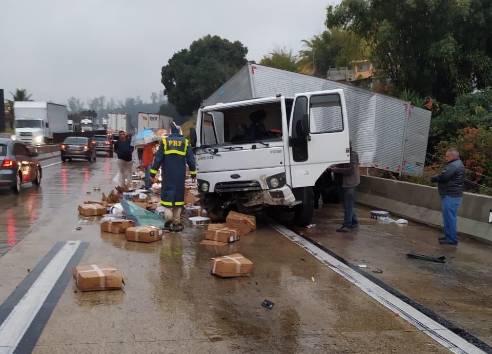 Acidente entre carreta e caminhão deixa duas pessoas feridas na Dutra em Aparecida 