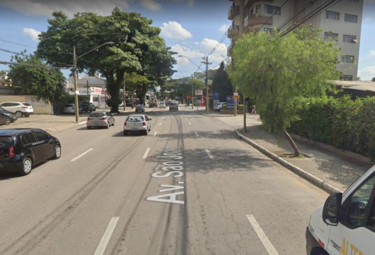 Bandidos disfarçados de policiais fazem reféns durante assalto e roubam R$ 500 mil de empresária
