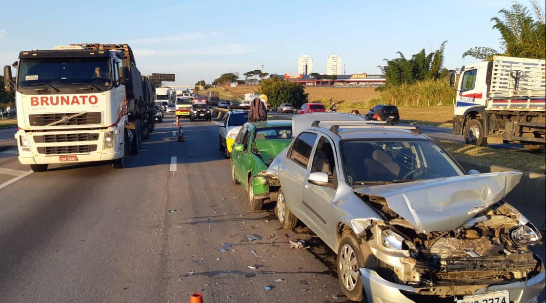 Engavetamento causa 12 quilômetros de congestionamento na Dutra em São José