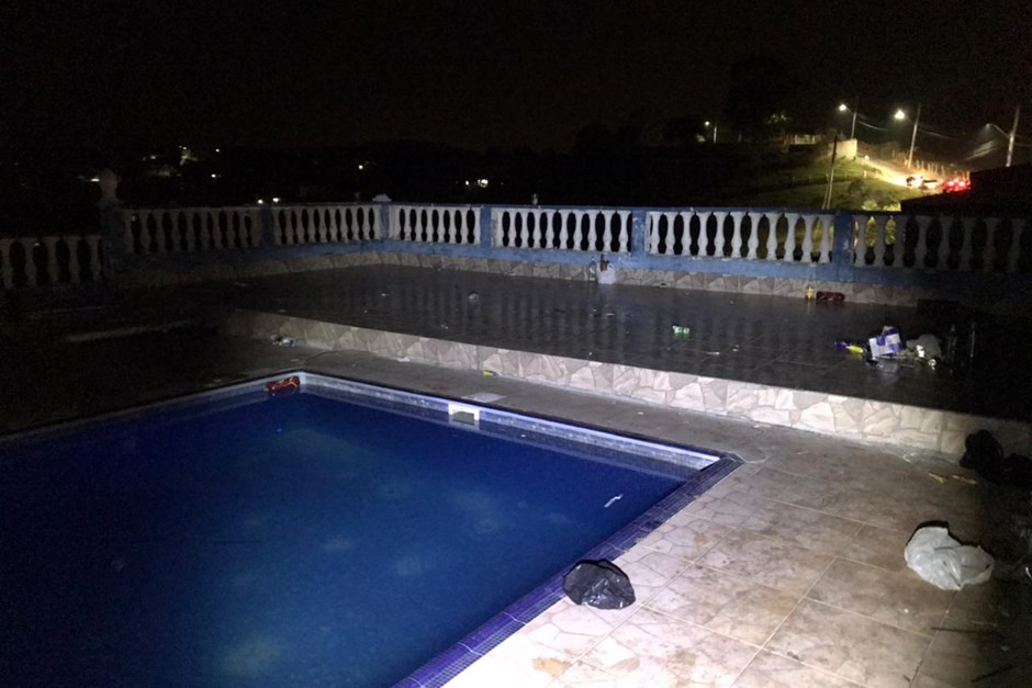 Prefeitura flagra festa clandestina com 300 pessoas e interdita oito estabelecimentos comerciais em São José