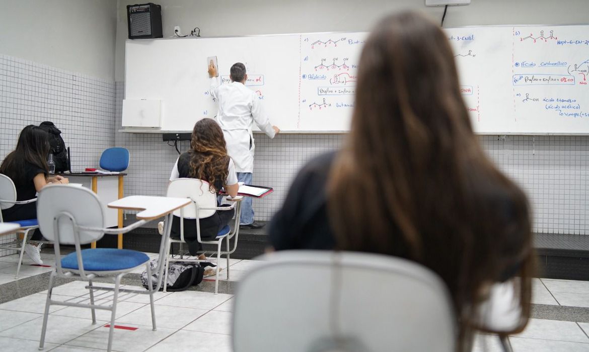 SP lança bolsa de R$ 500 para pais de estudantes da rede estadual; saiba quem pode participar 