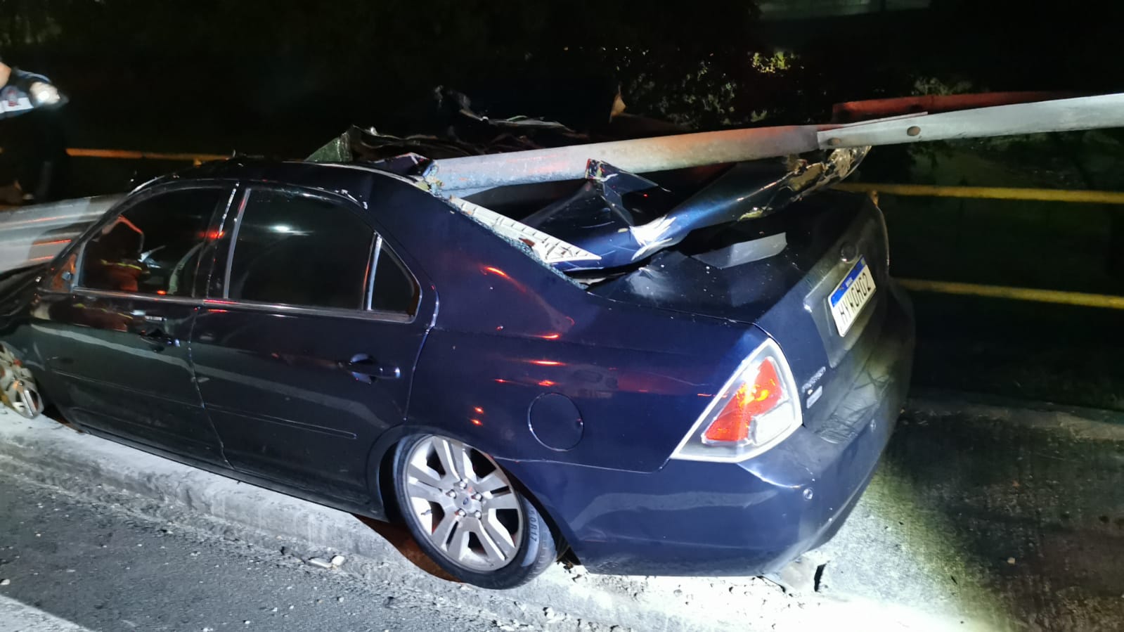 Motorista fica gravemente ferido após atropela boi na Dutra em São José