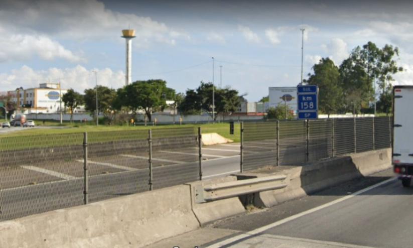 Caminhão carregado com cal se envolve em acidente e derruba carga na Dutra em Jacareí