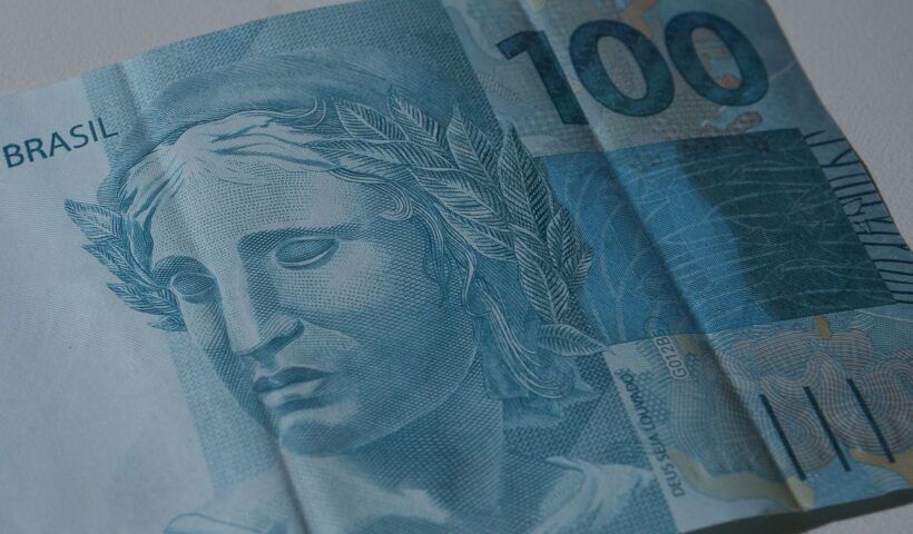 Nota de Real para ilustrar que Caixa paga Auxílio Brasil a beneficiários com NIS de final 5