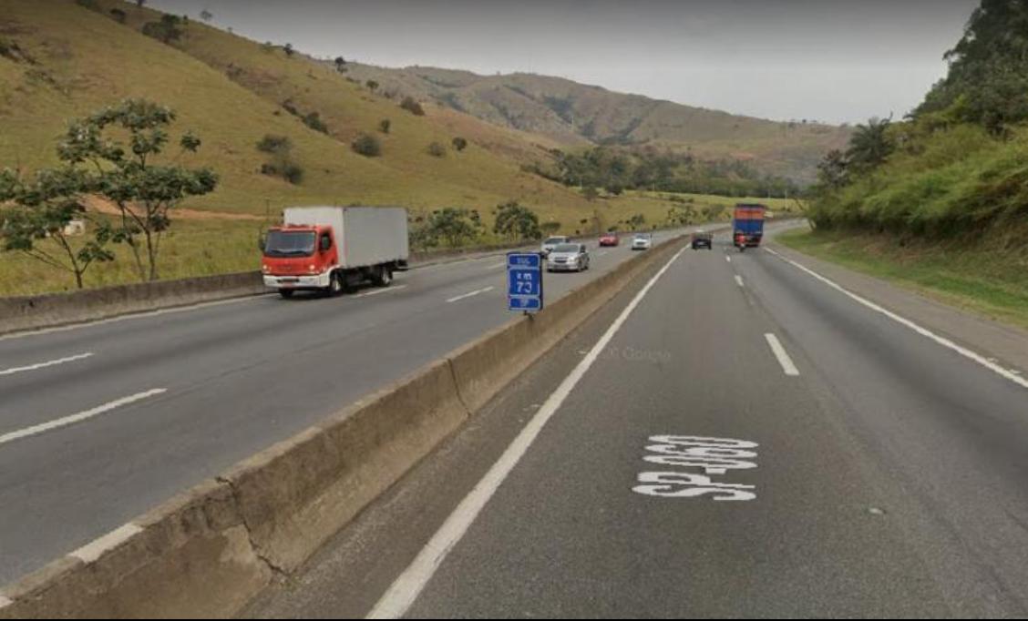 Caminhão em chamas interdita trecho da Dutra em Aparecida