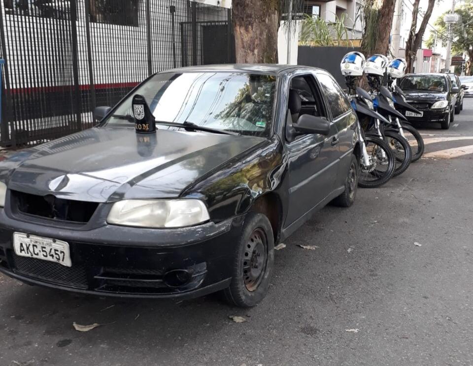 Após perseguição, homem embriagado e sem habilitação é preso com carro roubado em Taubaté