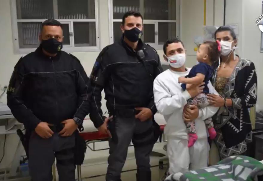 Policiais salvam bebê engasgada com leite materno em Taubaté