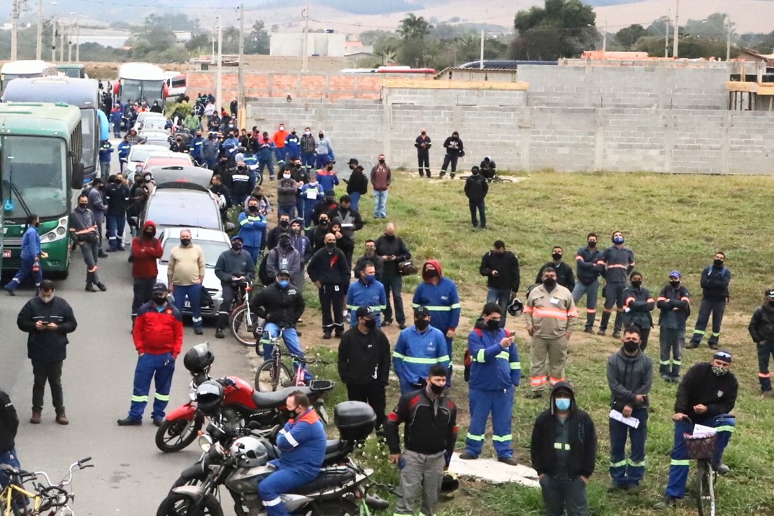 Trabalhadores da Novelis protestam para negociar adicional de trabalho em Pindamonhangaba 