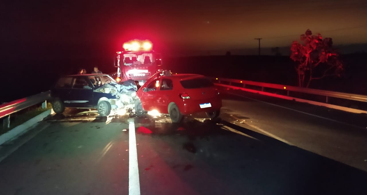 Motorista embriagado invade pista contrária e colide contra carro na Dutra em Lorena