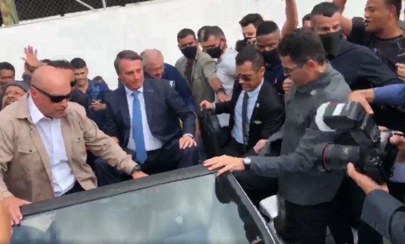 Sem máscara, Bolsonaro faz visita surpresa a Cachoeira Paulista neste sábado