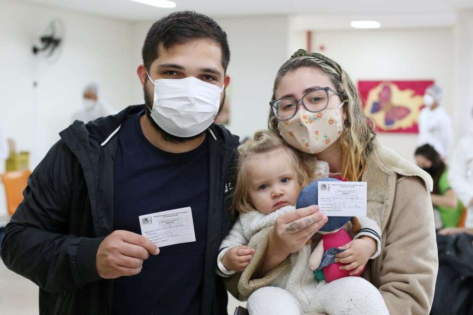 Jovens de 23 anos tomam vacina contra covid em São José nesta quinta; Jacareí imuniza pessoas de 24 anos