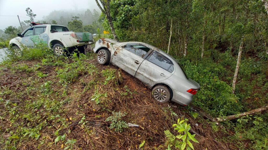 carro cai de ribanceira oswaldo cruz